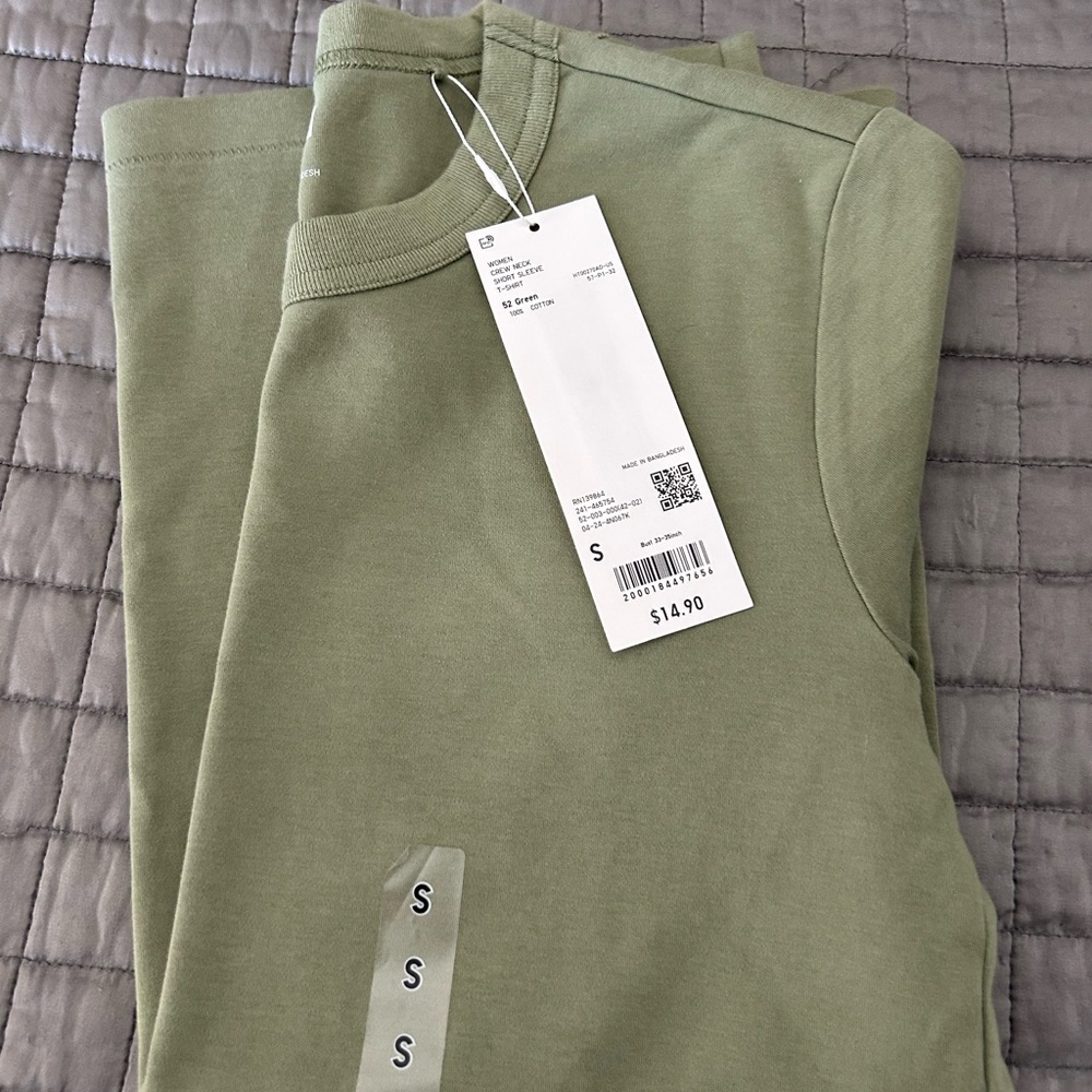 Army green Tshirt size small